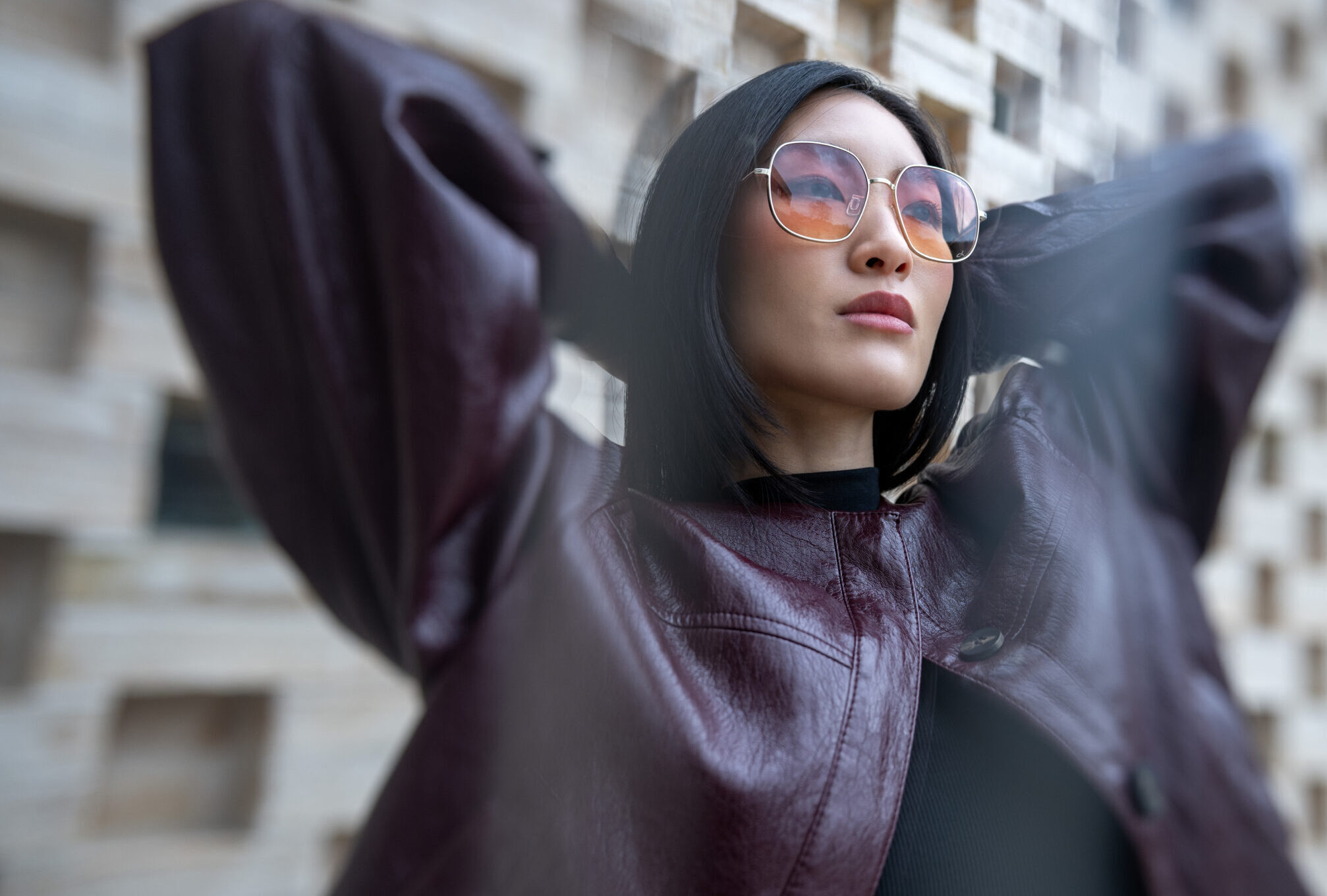 Modell trägt neues Modell der Kollektion